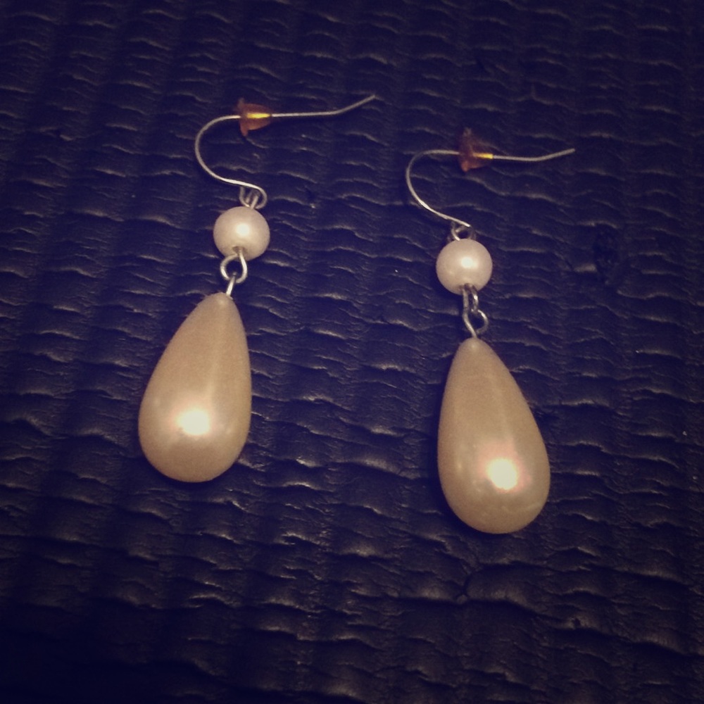 Teardrop faux pearl earrings